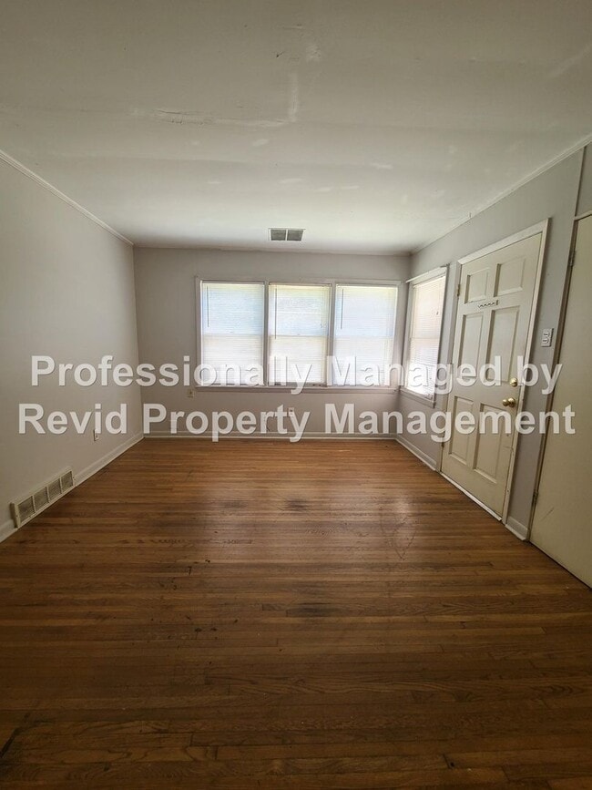 Building Photo - Spacious 3 Bedroom Home in Colonial Acres!