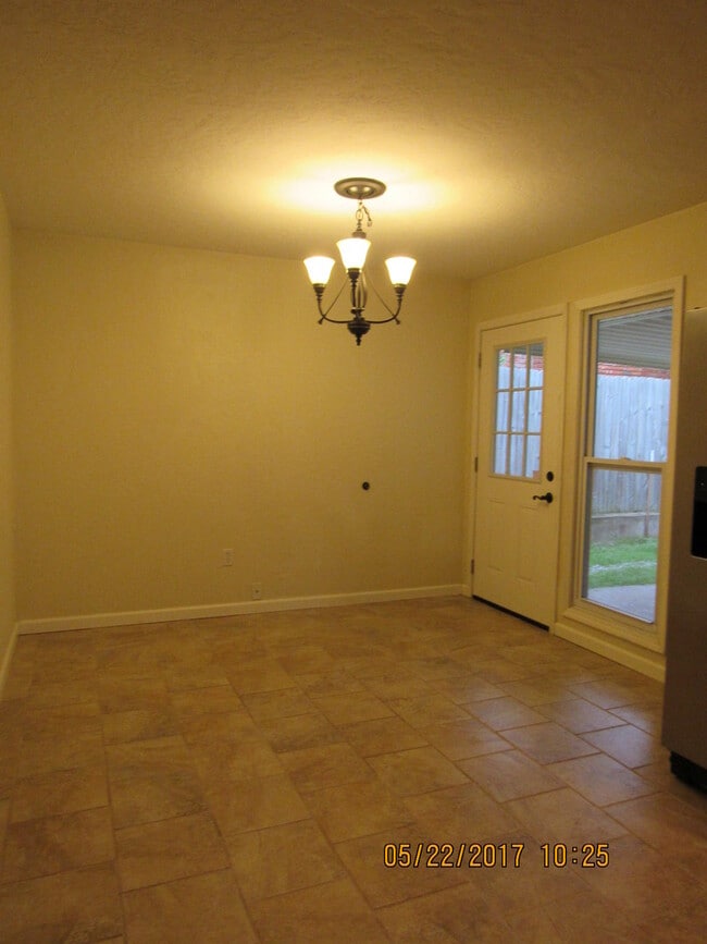 Building Photo - COUNTRY CLUB HEIGHTS AREA!!