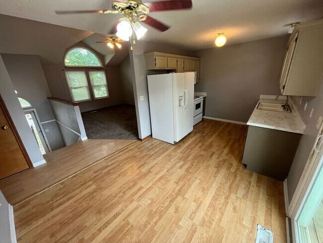 Building Photo - New Price! Gorgeous 3 Bedroom, 2 Bathroom,...