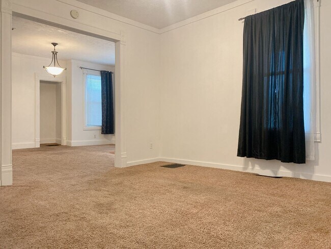 Building Photo - Updated and Spacious South Omaha 3 bed 2 b...