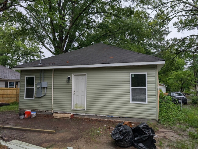 Foto del edificio - Room in House on Dixon Cir