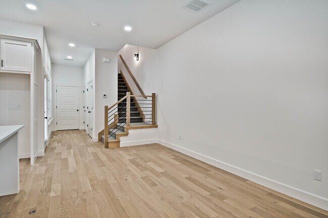 Building Photo - 510 W Persimmon St