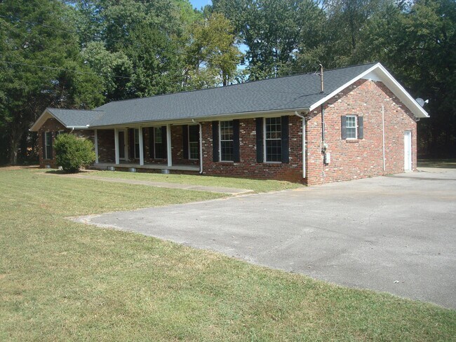 Building Photo - 547 Nissan Dr