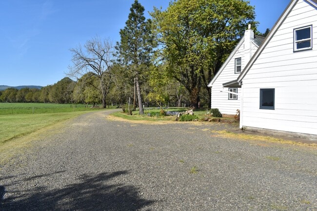 Building Photo - 4-Bedroom Home in the Country!