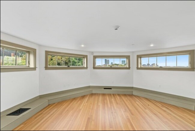 Building Photo - 10 Linwood Sq