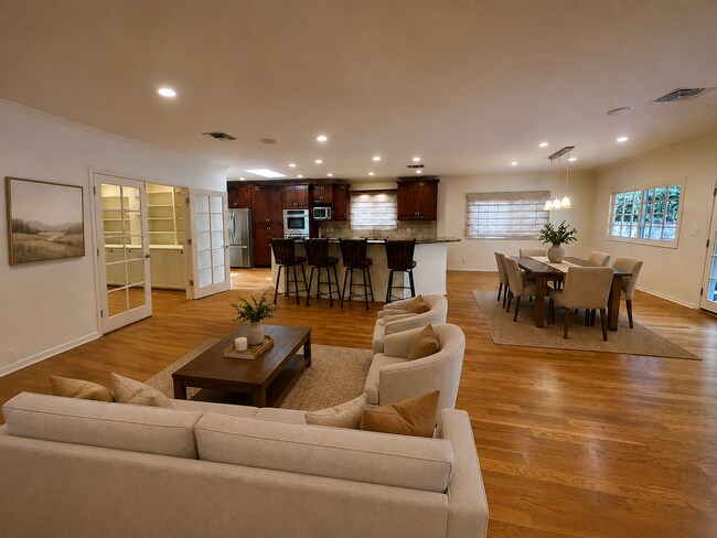 Foto del edificio - Rare Sherman Oaks Lease | 4beds + 3baths + Large Office in a tree lined street with a large yard,...