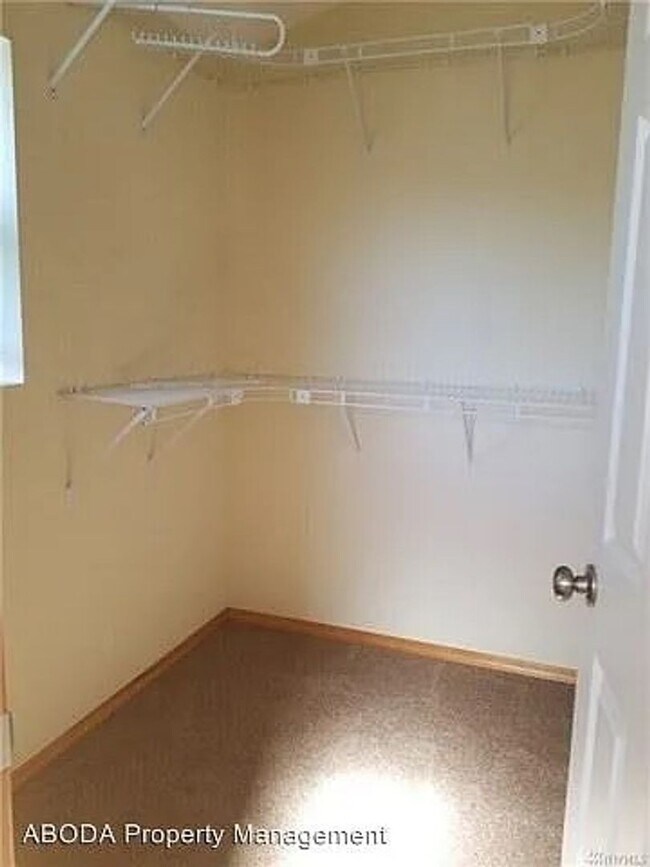 Building Photo - Spacious 4 Bedroom Townhome with Private F...