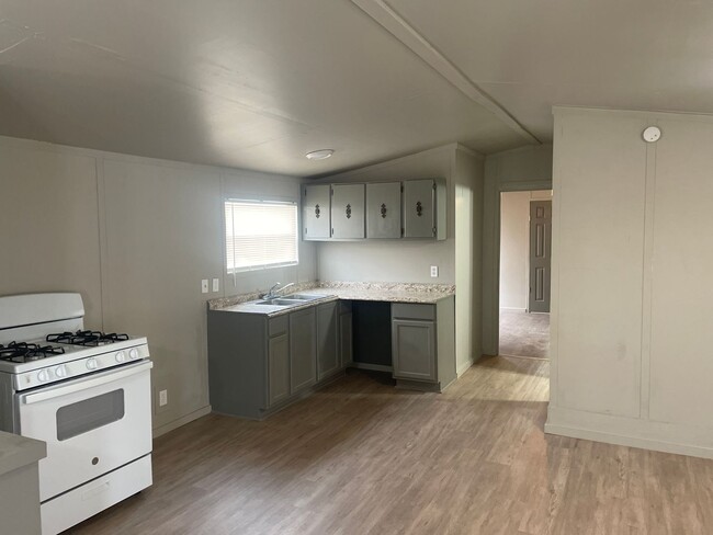 Building Photo - 3/2  Trailer house in Tye!