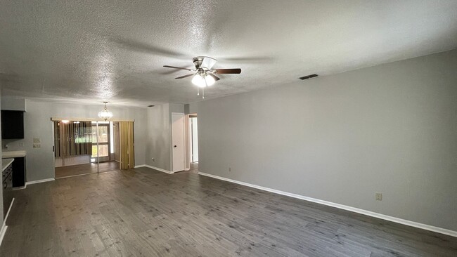 Foto del edificio - Move-In Ready! Charming 3-Bed 2-Bath Singl...