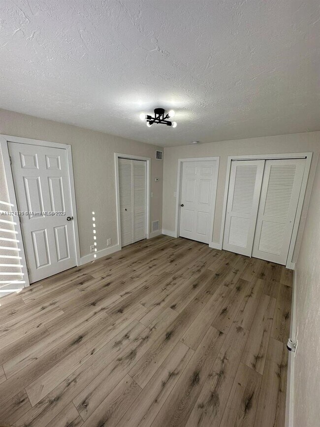 Foto del edificio - 758 NE 13th Ct