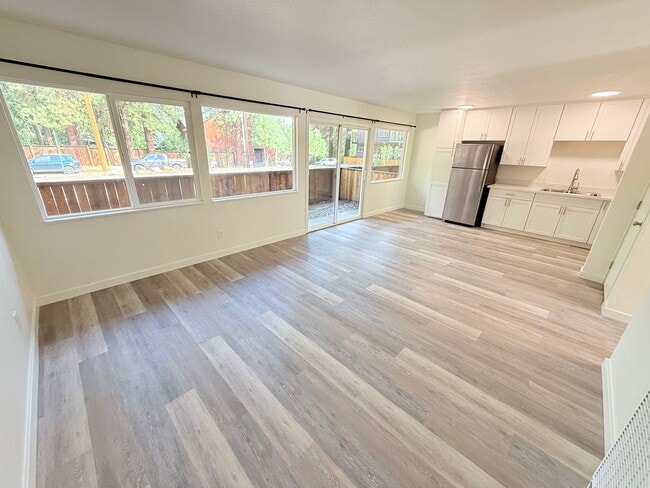 Building Photo - 2 bed 1 bath apartment for rent in South Lake Tahoe
