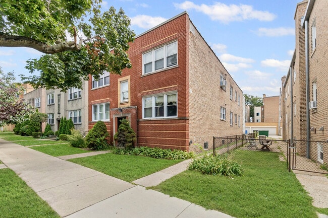 Building Photo - 2553 W Summerdale Ave