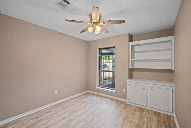 Foto del edificio - 4210 Queenswood Street