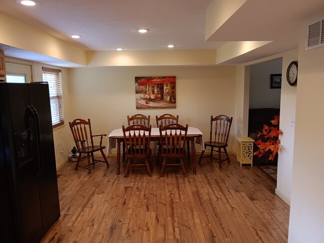 Building Photo - 899 Blennerhassett Hts