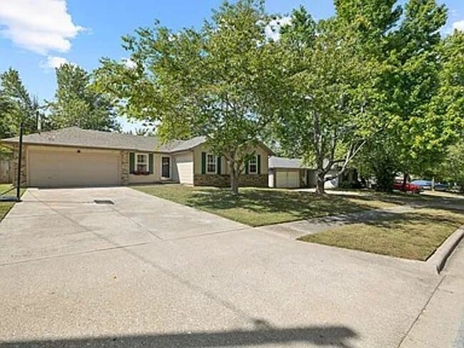 Building Photo - 3 Bed 2 Bath 2 Car Garage Available Now!!!