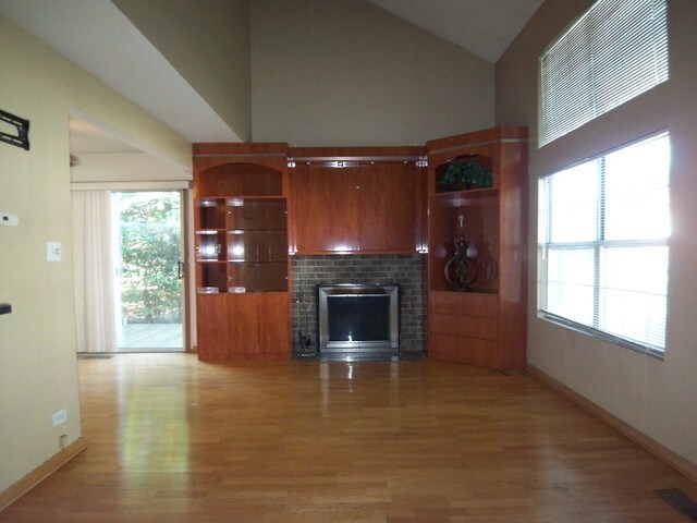 Building Photo - 229 Acorn Dr