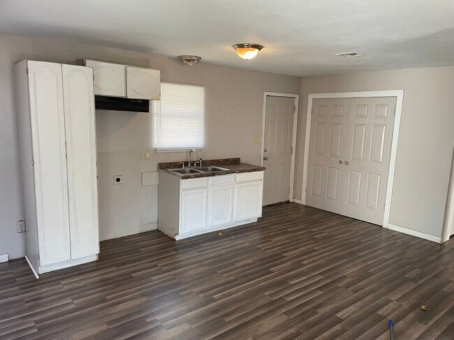 Building Photo - Completely Remodeled, Top To Bottom