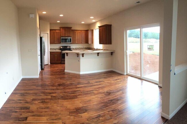 Foto del edificio - Beautiful 5 Bedroom 3 Bath with Bonus Room...