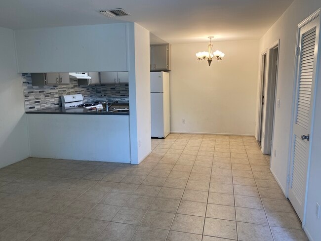 Kitchen and dining area - 1801 W Victory Blvd