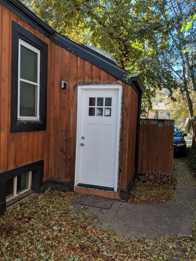 Unit B entry - 3086 Broadway