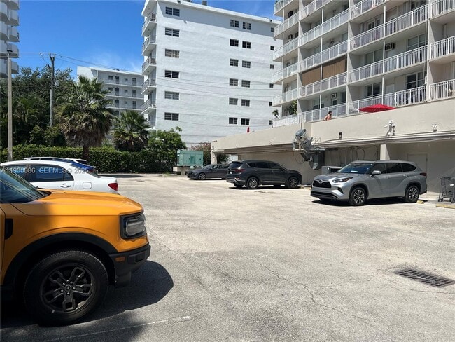 Building Photo - 1300 Lincoln Rd