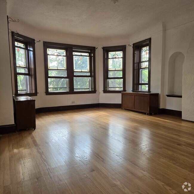 South Edgebrook Apartments for Rent with Hardwood Floors Chicago, IL