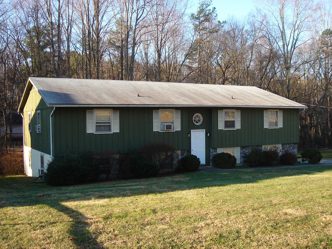 Building Photo - 2148 Howard Gap Rd