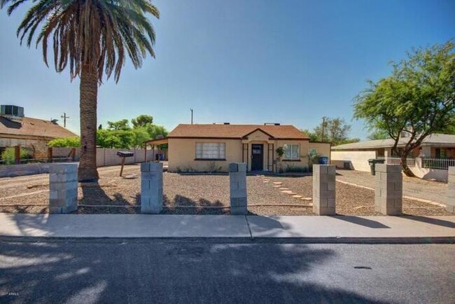 Building Photo - One Bed Apartment at 24th St/McDowell