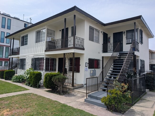Building Photo - 2901 Kenwood Ave