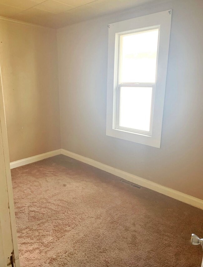 Building Photo - Charming 2-bedroom unit in fourplex