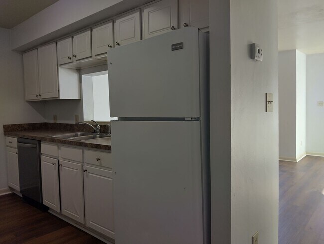 Foto del edificio - Light filled 3bd/1.5ba with hardwood throughout