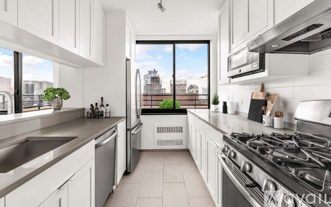Building Photo - 200 W 60th St