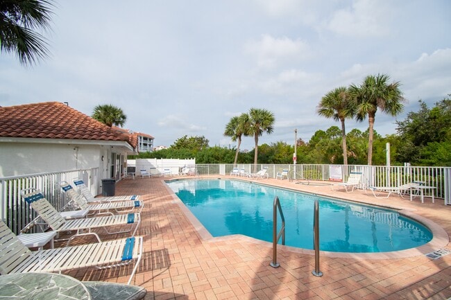 Building Photo - 768 Lago Dr