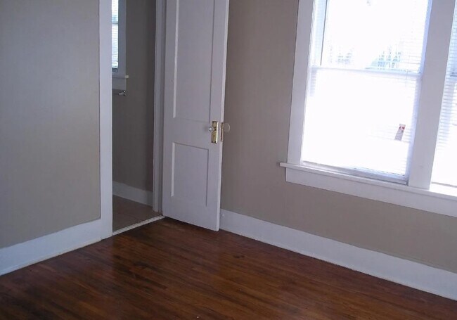 Building Photo - 1547/1549 E 10th St Duplex