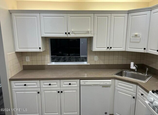 Building Photo - 254 Bromley Pl