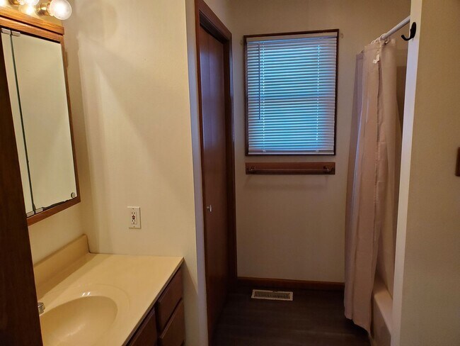 Building Photo - 2 bedroom duplex with 2 car attached garage!