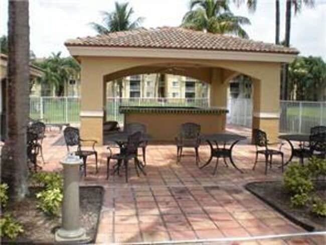 Foto del edificio - 2640 S University Dr