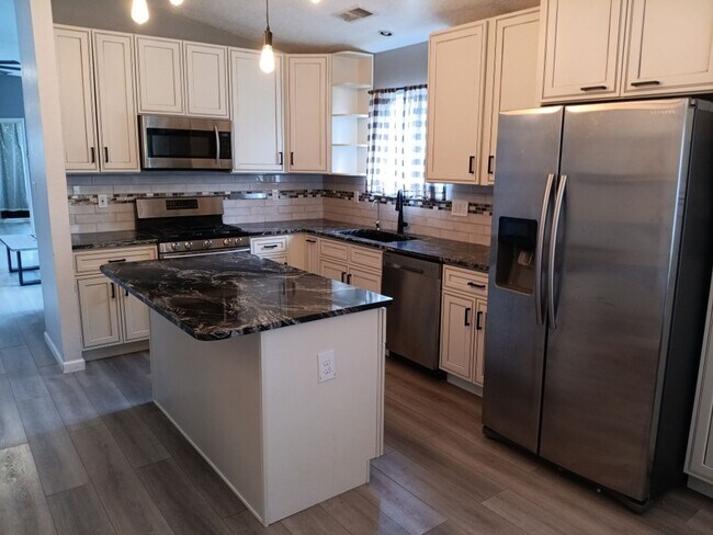 Building Photo - Cozy 4 bedroom, 2.5 bathroom home! Showing...
