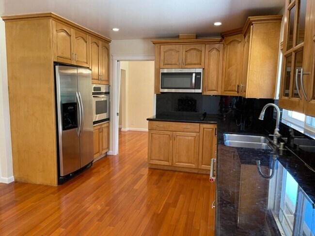Building Photo - Wonderful 4 bedroom, single level home in ...