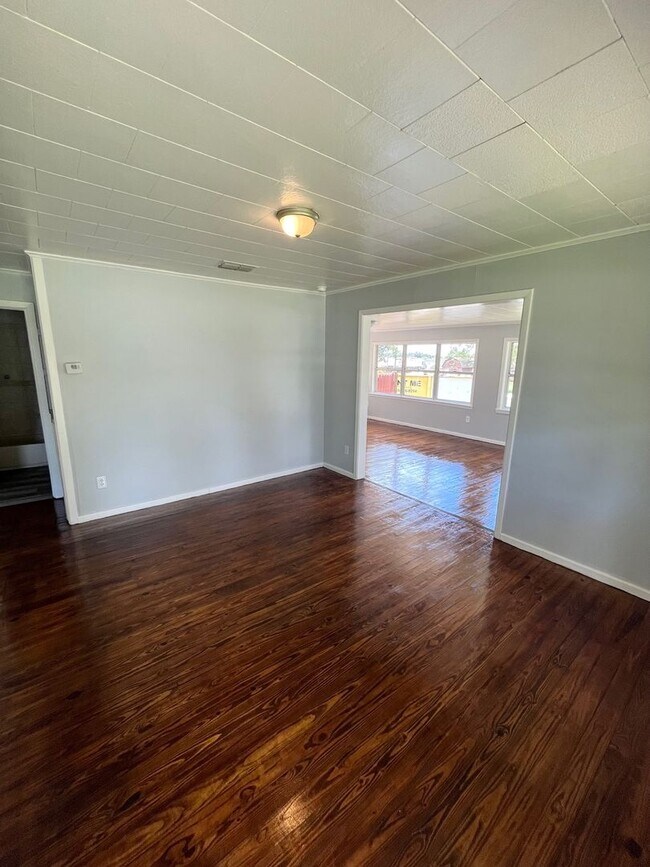 Foto del edificio - Awesome 2BR/1BA w/Open Floor Plan, Deck, L...