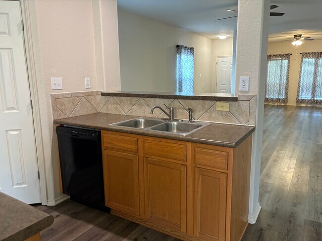 Foto del edificio - Beautiful home in Town Creek Village - Cibolo