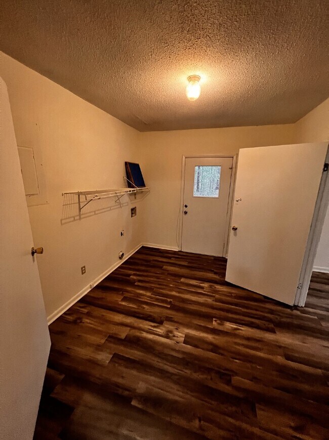 Building Photo - Home For Rent