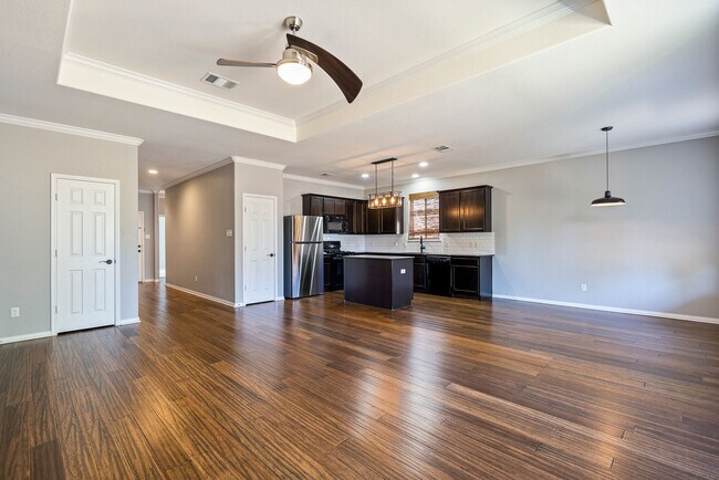 Building Photo - Beautiful 3 bedroom, 2 bathroom home in Bu...