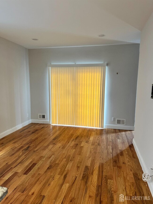 Building Photo - 558 Broadway