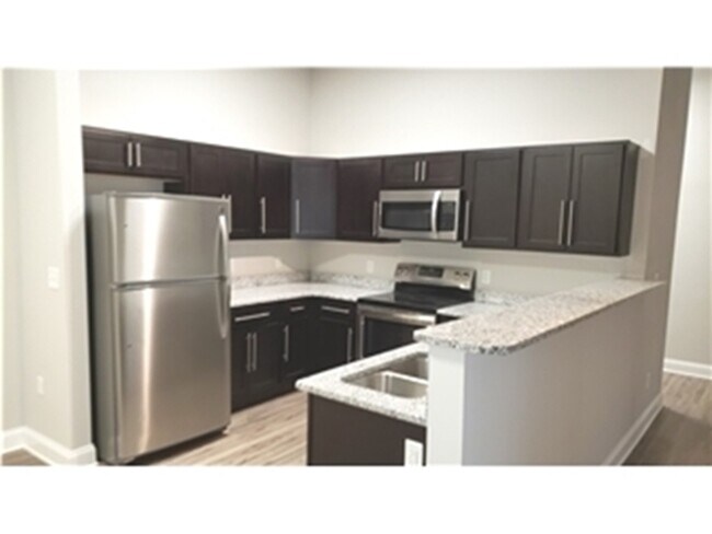 Foto del edificio - 4500 Linden Hill Rd