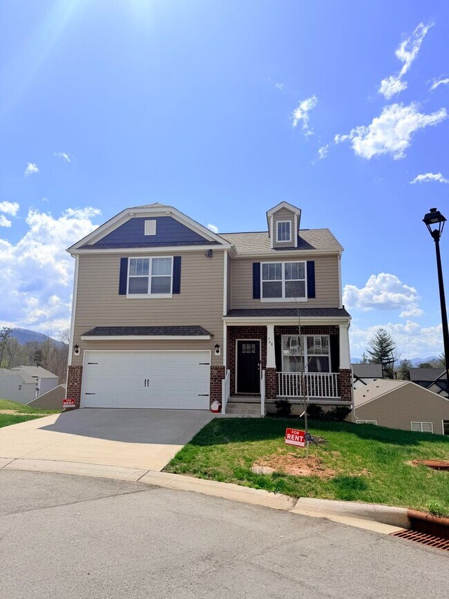 Foto del edificio - Beautiful 4 Bed, 2.5 Bath Home - Lawn Care Included!