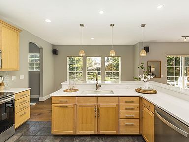 Foto del edificio - This light filled & charming home in a convenient location!