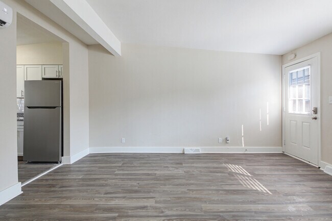 Building Photo - Lloyd Apartments