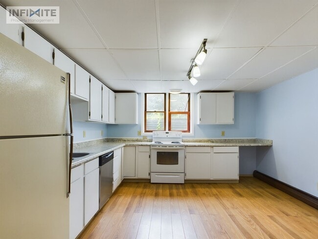 Building Photo - Spacious 3 Bedroom, 1 Bath Garden View Apt