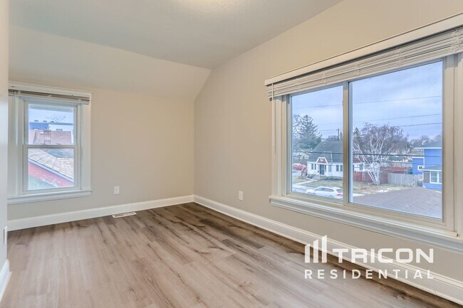 Foto del edificio - 2200 E 38th St